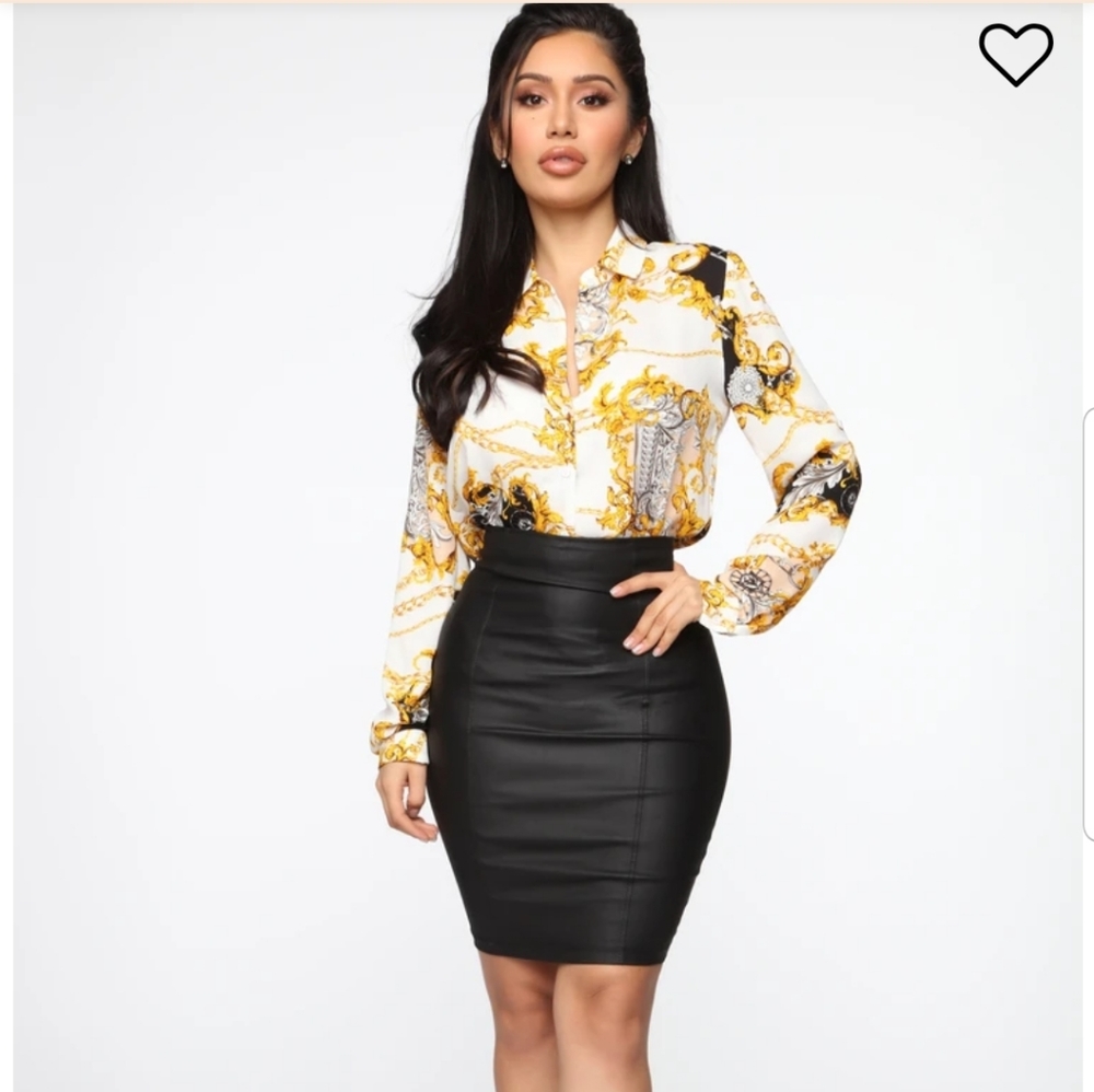 Fashion Nova  Black pencil skirt.